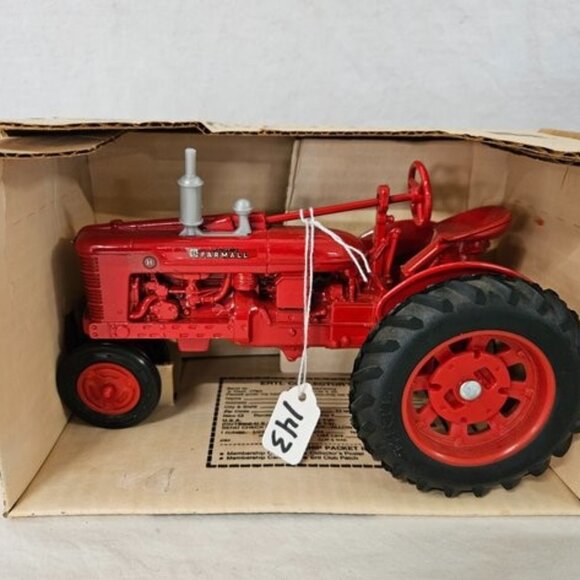 1986 Farmall H Collectible Tractor, 1/16, NIB - Picture 1 of 5